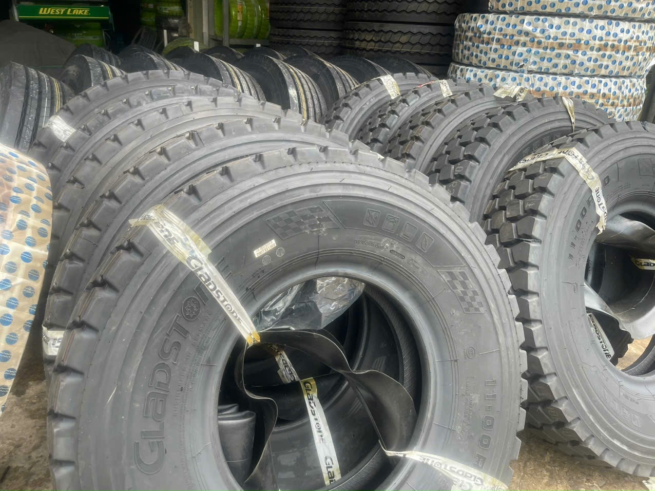 LỐP XE Ô TÔ, KINH NGHIỆM MUA VÀ BẢO DƯỠNG LỐP XE MỖI TÀI XÊ CẦN NẮM RÕ